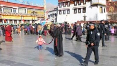 图片：2012年1月31日是，拉萨街头警力加强，警员配发冲锋枪巡逻。（中国革命茉莉花革命网站）