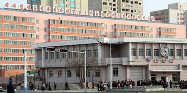 북한 평양 시내 혁신역 주변에 주민들이 모여 있다.