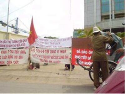 Dân oan biểu tình-RFA file