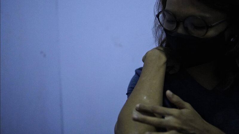 အင်းစိန်အကျဉ်းထောင်အတွင်း သန့်ရှင်းမှုမရှိသည့်အတွက် အရေပြားအနာများ ရလာသည့် မဂရေ့စ်ကို တွေ့ရစဥ်။