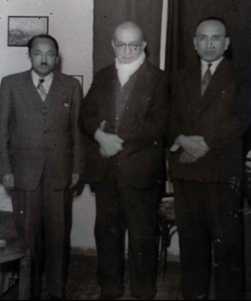 مۇھەممەد ئەمىن بۇغرا (ئوڭدىن 1-كىشى) ۋە ئەيسا يۈسۈپ ئالىپتېكىن (سولدىن 1-كىشى) تۈركىيەنىڭ ئافغانىستاندا تۇرۇشلۇق سابىق باش ئەلچىسى مەمدۇھ شاۋكەت ئەسەندال (ئوتتۇرىدىكى كىشى) بىلەن بىللە. 1952-يىلى، ئەنقەرە. (مەنبە: «سۈرەتلەر بىلەن مۇھەممەد ئەمىن بۇغرا» ناملىق توپلام)
