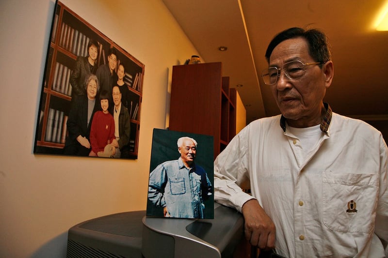 2009 年 5 月 15 日,鲍彤(右)在北京家中与赵紫阳的照片合影。
