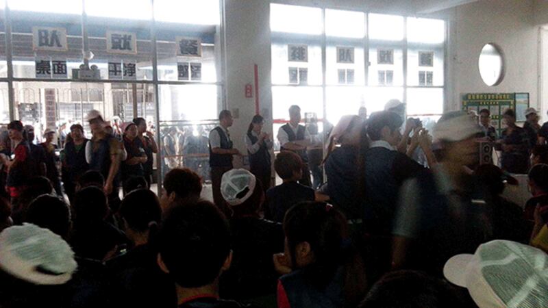 5月6日，十和田電子廠逾千員工聚集在食堂裡罷工抗議。（罷工員工提供）