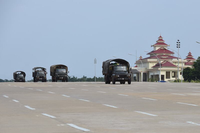 နေပြည်တော်မှာ စစ်ကောင်စီယာဉ်တန်းကို တွေ့ရစဉ်။ (Photo : AFP)