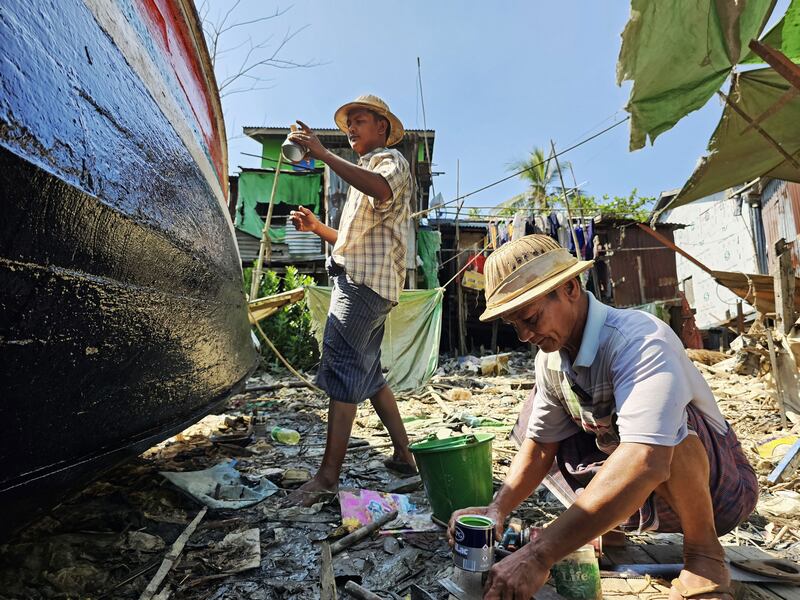 ရန်ကုန်မြို့ ကြည့်မြင်တိုင်မြို့နယ်တစ်ဖက်ကမ်း အလတ်ချောင်းရပ်ကွက်အတွင်း သမ္ဗန်များ တည်ဆောက်၊ ပြုပြင်နေသည်ကို ၂၀၂၃ ခုနှစ်၊ နိုဝင်ဘာလ ၂၈ ရက်နေ့က တွေ့ရစဉ်။ (Photo: RFA)