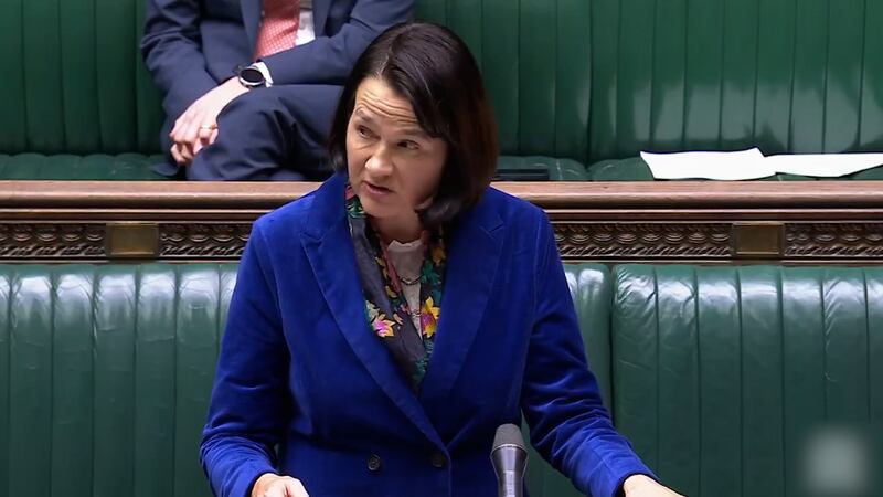外交部主管印太事務的副大臣衛倩婷(Catherine West),代表英國政府於英國會回應。(英國國會片段截圖)
