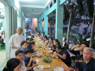 Những bữa ăn tình thương, Linh mục Nguyễn Văn Luyến và các anh chị em khuyết tật.