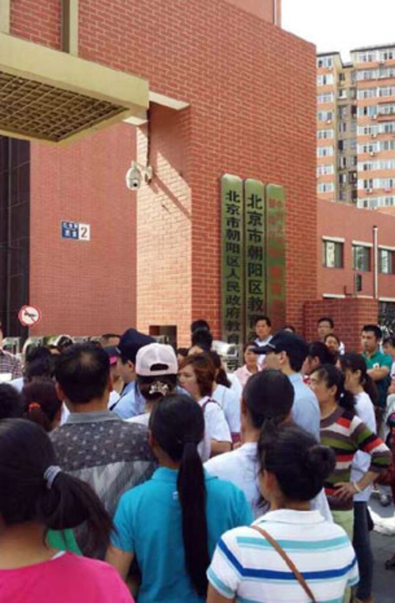 5月27日，外省籍學生家長在朝陽區教委門外示威期間，警員到場要求他們離開。（家長攝）