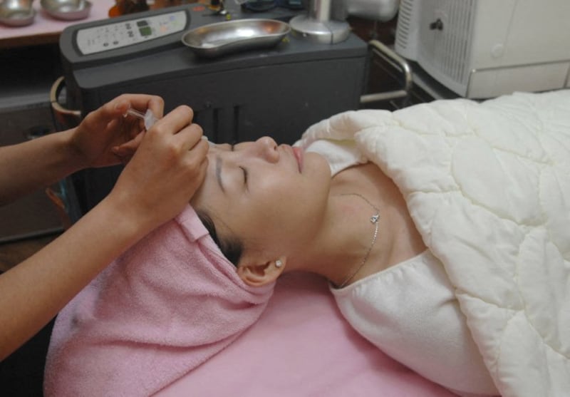 대만 타이베이의 한 성형외과에서 여성이 히알루론산 주사를 맞고 있다. 사진은 기사 내용과 직접적인 관련이 없음.