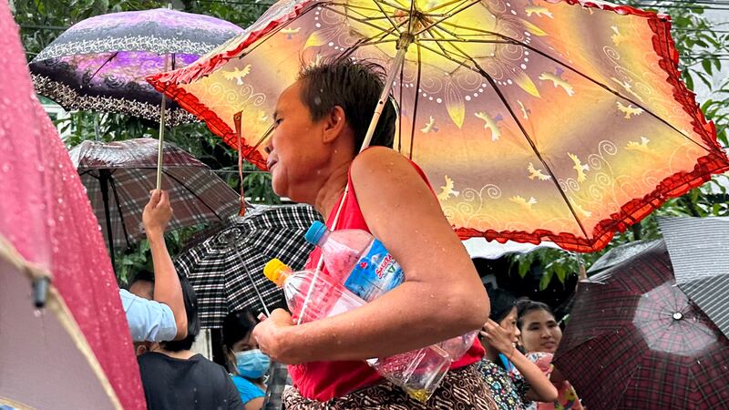 ရန်ကုန်မြို့ ဆင်ခြေဖုံးရပ်ကွက်တစ်ခုတွင် စားအုန်းဆီ တန်းစီဝယ်ယူသူများအား ၂၀၂၃ ခုနှစ် စက်တင်ဘာလ ၁၅ ရက်နေ့က တွေ့ရစဉ်။ (Photo: RFA)