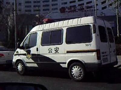 图片:普法日中央电视台周围布满了警车(志愿者)