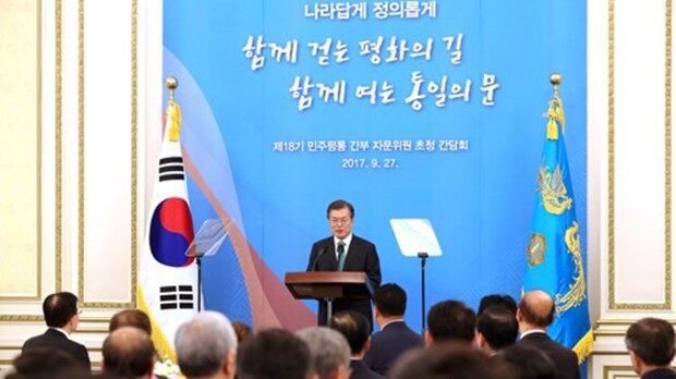 문재인 대통령이 27일 청와대 영빈관에서 열린 민주평화통일자문회의 간부 자문위원 초청 간담회에서 인사말을 하고 있다. 