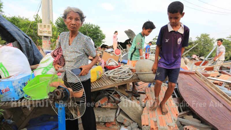 ពលរដ្ឋ​រើ​អីវ៉ាន់​ក្រោយ​សមត្ថកិច្ច​វាយ​កម្ទេច​ផ្ទះ​របស់​ខ្លួន​ស្ថិត​នៅ​ទួលក្រសាំង ឃុំ​រកាខ្ពស់ ស្រុក​ស្អាង ខេត្ត​កណ្ដាល នៅ​ថ្ងៃ​ទី៨ ខែ​កញ្ញា ឆ្នាំ​២០១៧។ 