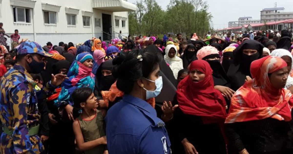 Rohingya Protest Rohingya Protest as UN Officials Visit Bangladesh Refugee Island ...