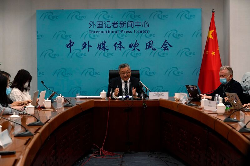 资料照:时任中国外交部军控司司长傅聪(中)出席新闻发布会。(美联社)