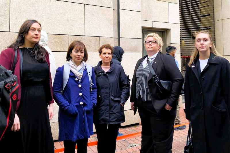 （左起）紐西蘭、澳洲、瑞士、加拿大、英國等國領事館代表到場排隊旁聽。（李若如攝）