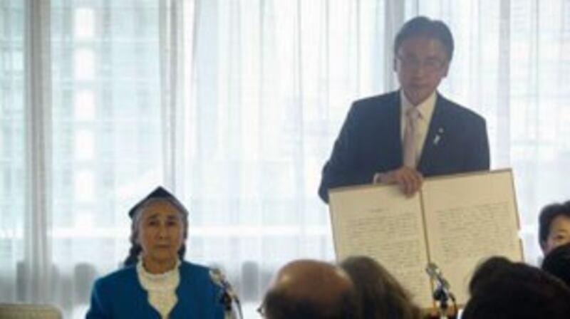 图片：『日本支持维吾尔国会议员联盟』15号邀请世界维吾尔代表大会主席热比娅一行约20人前往日本自由民主党本部访问并共进午餐。古屋在午餐会上介绍了,中国驻日大使程永华8号邮送的抗议文和新疆的资料內容。（南洲拍摄）