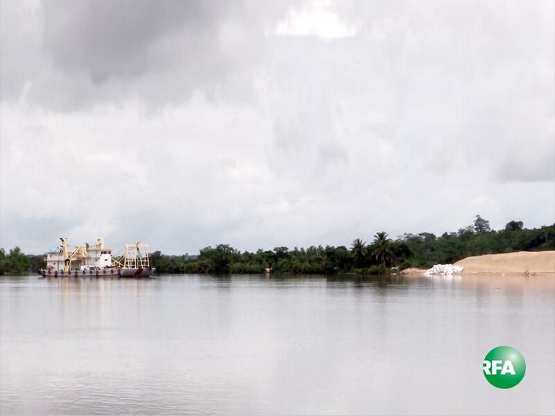 កប៉ាល់​ដឹក​ខ្សាច់​របស់​ក្រុមហ៊ុន​ទទួល​បាន​អាជ្ញាប័ណ្ណ​ពី​រដ្ឋាភិបាល នៅ​ស្រុក​ស្រែអំបិល ខេត្ត​កោះកុង កាល​ពី​ថ្ងៃ​ទី​១ ខែ​កក្កដា ឆ្នាំ​២០១៦។ RFA/Den Ayuthyea