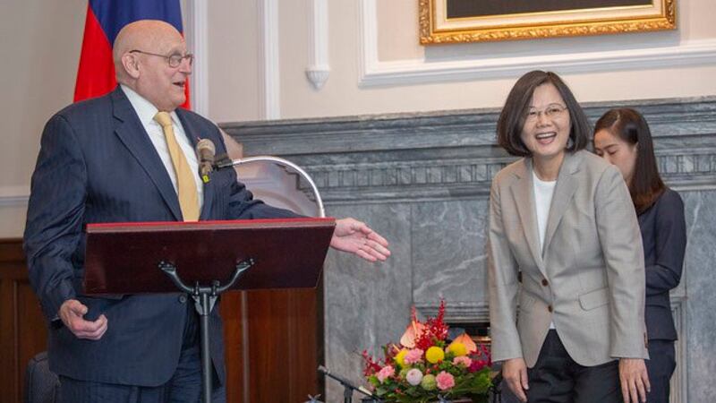 美日台的“明德小组”，阿米蒂奇是发起者、主导者，替美日台在危机时，找到非常有效迅速的沟通及处理管道。图为2019年他与蔡英文见面。(总统府提供)