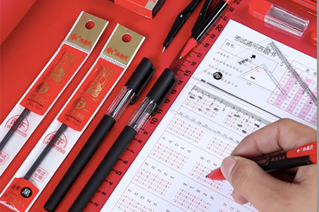 河南高考考试用笔出现重大质量问题。4月28日中国国家市场监督管理局发文,其中爱好笔业有限公司生产的绘图圆规产品被认定为不合格。