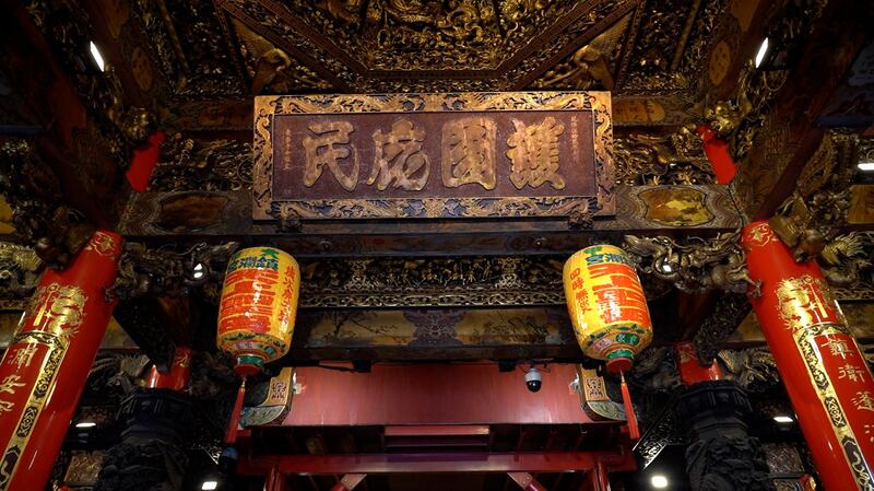 镇澜宫大殿高悬“护国庇民”的清代牌匾,这也是台湾信徒的殷切心声。(李宗翰摄影)
