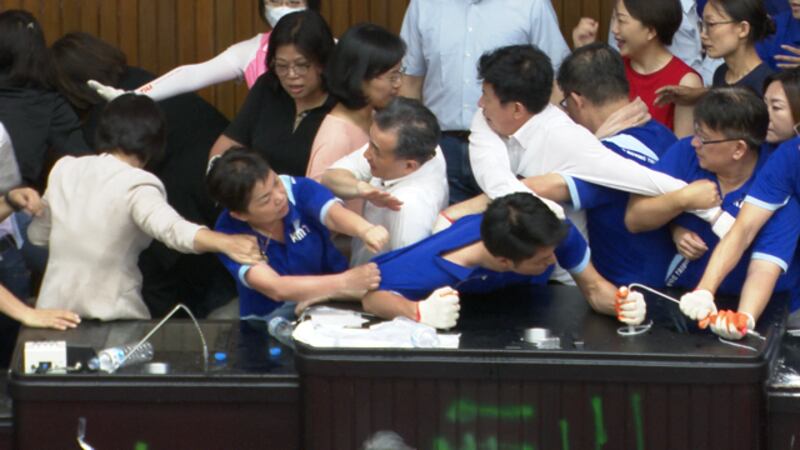 国、民两党立委在台湾最高民意殿堂上演全武行。(记日李宗翰摄)