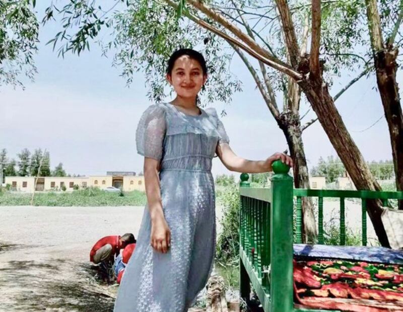 19 ياشلىق ستۇدېنت قىز كامىلە ۋاھىت، 12-ئاي قىشلىق تەتىلدە ئۇيغۇر رايونىغا قايتقاندا تۇتۇپ كېتىلگەن.