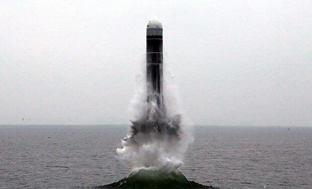 북한이 지난 2일 신형 잠수함발사탄도미사일(SLBM) '북극성-3형'을 성공적으로 시험발사했다고 조선중앙통신이 3일 보도했다. 사진은 중앙통신 홈페이지에 공개된 북극성-3형 발사 모습. 