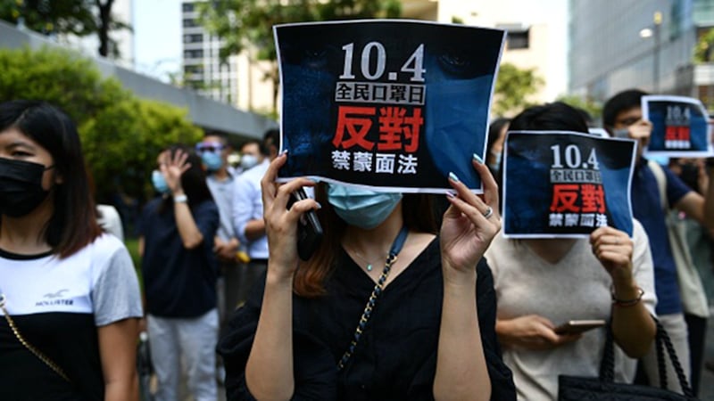 2019年10月4日，香港特首林郑月娥宣布，引用《紧急法》订立《禁蒙面法》后，港人在中环举行反紧急法遊行，抗议港府订立《禁蒙面法》。（法新社）