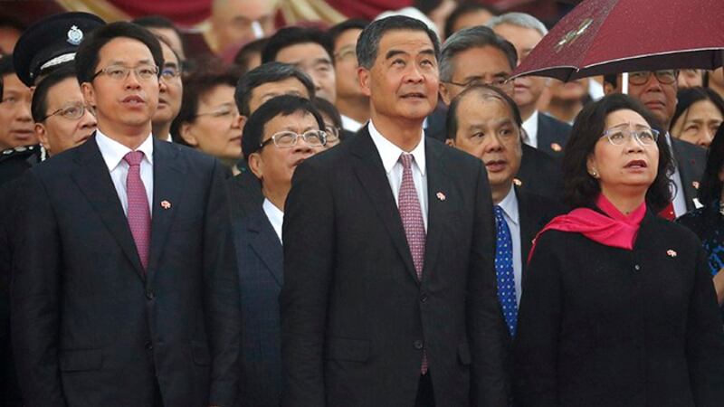 中国国务院港澳办公室主任张晓明（左）11月9日周六发表文章称，北京可利用十项权力落实对香港的全面管制权。（美联社）