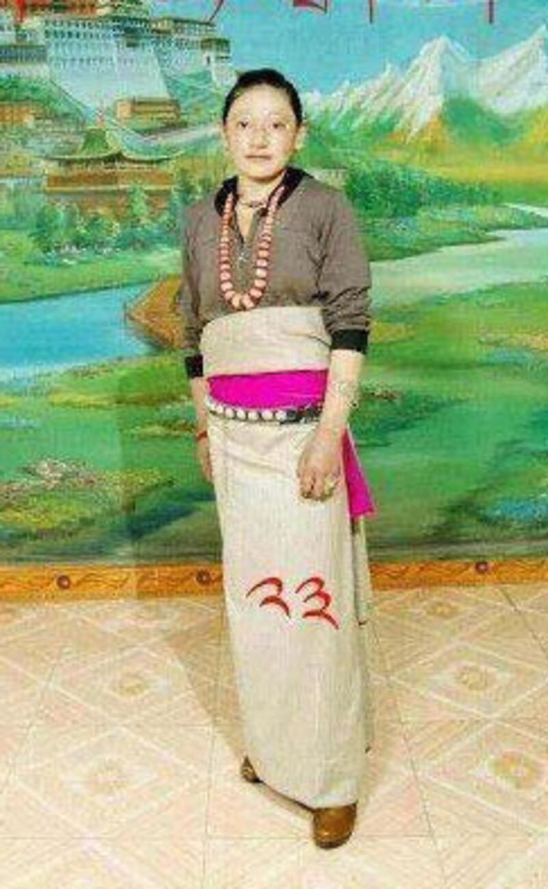 丹珍措是來自青海黃南州同仁縣卓榮沃村的牧民，自焚死亡，遺下一名5歲孩子。（照片由維權人士提供）