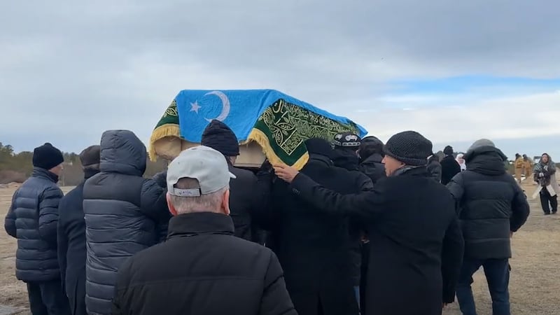 ئامېرىكادىكى تۇنجى ئەۋلاد ئۇيغۇر مۇھاجىرى، شەرقىي تۈركىستان داۋاسىنىڭ ھارماس جەڭچىسى غۇلامىدىن پاختانىڭ دەپنە مۇراسىمى كۆرۈنۈشلىرى. 2025-يىلى 20-فېۋرال، نيۇ-يورك