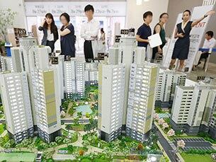 서울 용산구 갈월동 왕십리뉴타운 1구역 텐즈힐 분양 모델하우스를 찾은 시민들이 견본주택을 보고 있다. 