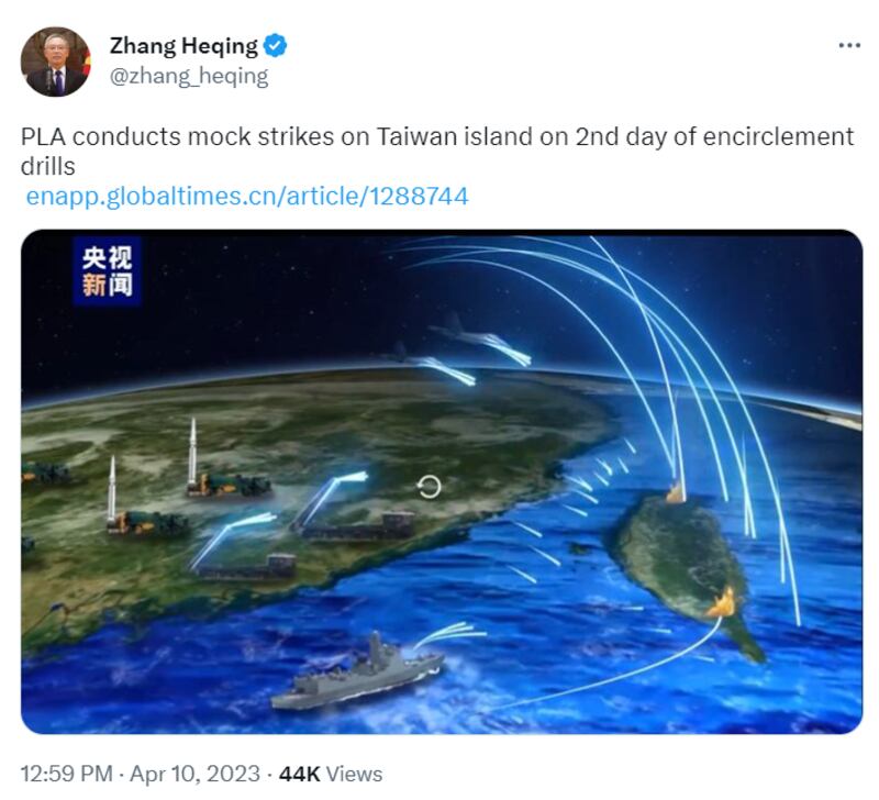 中國央視在對台軍演期間釋出飛彈攻台模擬動畫，中國駐巴基斯坦外交官張和清在推特發佈的影片截圖，正是台灣北部與南部爆炸的一幕。（圖片截取自張和清推特）