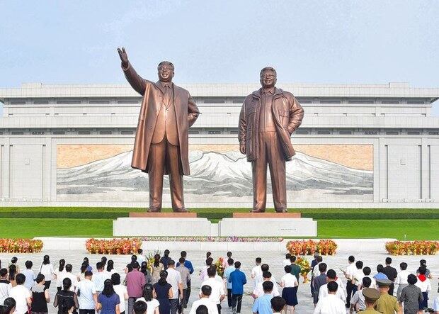 북한 김일성 주석 사망 27주기인 지난해 7월 8일 근로자들, 인민군 장병, 학생들이 평양의 만수대에 있는 김일성·김정일 동상에 참배하고 있다.