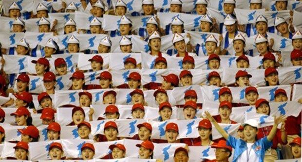 사진은 2003년 대구하계유니버시아드대회에서 한반도기를 흔드며 응원전을 펼치는 북한 응원단.