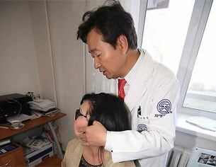 척추전문질환 의사가 환자를 진료하는 모습.