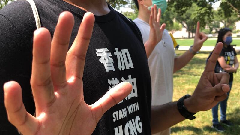 港人於美國國會山前集會，促請國會盡快通過法案。（胡凱文 攝）