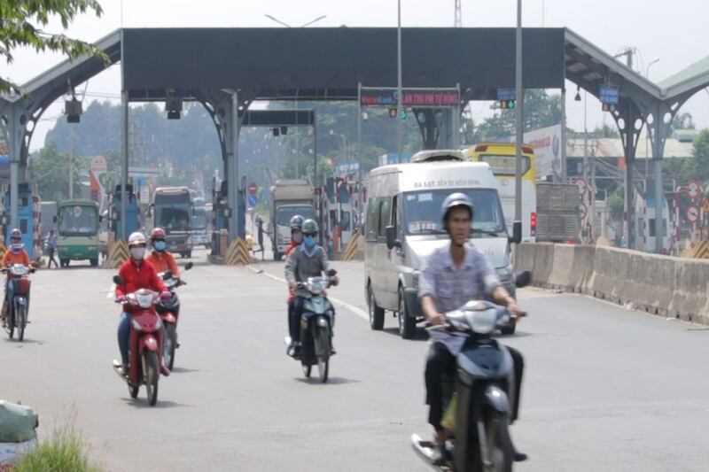 Trạm BOT thuộc huyện Trảng Bom, Đồng Nai. Người dân cho rằng BOT này đặt sai vị trí và mức phí trên trời. Hệ quả là ảnh hưởng đến người tham gia giao thông lẫn người dân xung quanh.