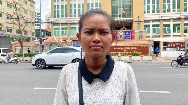Pat_Raksmey_wife_of_Thon_Rotha_in_fron_of_PP_Court_on_06_09_2021_by_people.jpg
