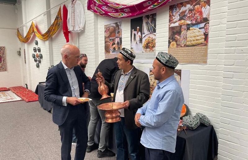 «5-ئىيۇل ئۈرۈمچى قىرغىنچىلىقى» نىڭ 12 يىللىقىنى خاتىرىلەش مۇناسىۋىتى بىلەن ئۇيۇشتۇرۇلغان رەسىم كۆرگەزمىسىدىن كۆرۈنۈش. 2021-يىلى 5-ئىيۇل، گوللاندىيە.