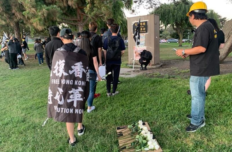 活动参加者举行献花仪式（孙诚拍摄，独家首发）