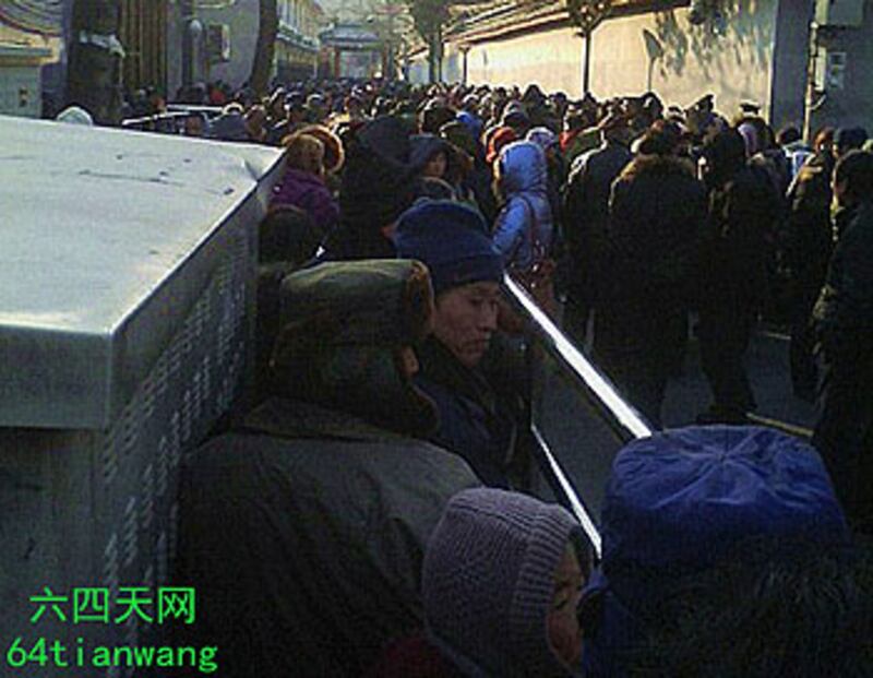 來自全國各地上萬名的訪民周一（12月24日）冒着嚴寒天氣到北京國家信訪局上訪﹐希望新領導層為他們解決實際問題。圖為上訪的民眾。（圖片由六四天網提供）