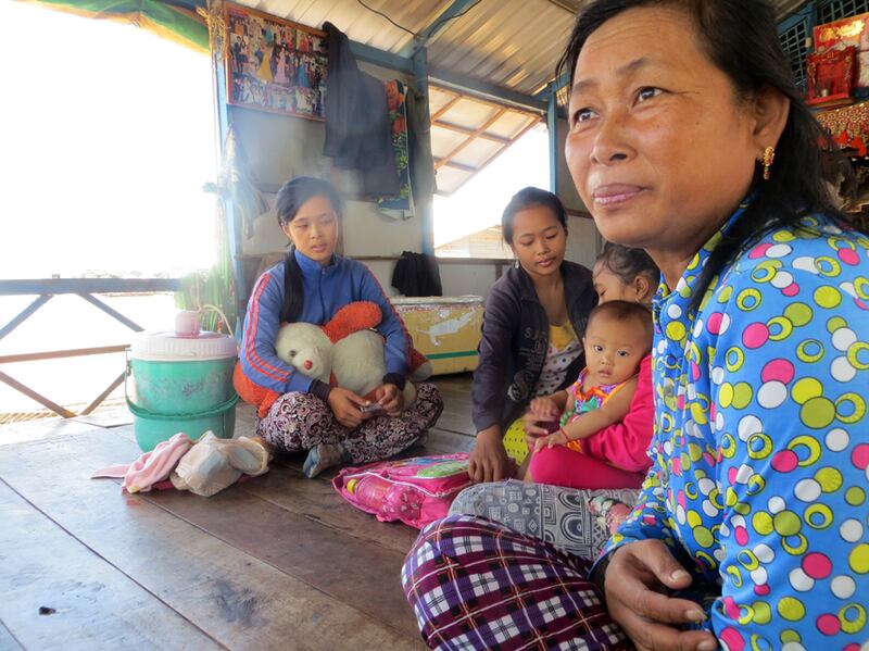 ជនជាតិ​វៀតណាម ដែល​កំពុង​រស់នៅ​លើ​ផ្ទះ​បណ្ដែត​ទឹក​ឋិត​នៅ​ចំណុច​ពាមញ ឃុំ​ស្វាយជ្រុំ ស្រុក​រលាប្អៀរ ខេត្ត​កំពង់ឆ្នាំង ផ្ដល់​បទសម្ភាសន៍​ដល់​អាស៊ីសេរី នៅ​ថ្ងៃ​ទី​៣១ ខែ​សីហា ឆ្នាំ​២០១៦។ RFA/Chin Chetha