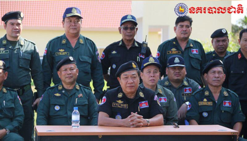 អគ្គស្នងការ​រង និង​ជា​អ្នកនាំពាក្យ​អគ្គស្នងការដ្ឋាន​នគរបាល​ជាតិ លោក ឆាយ គឹមខឿន (រូប​អង្គុយ​កណ្ដាល)។