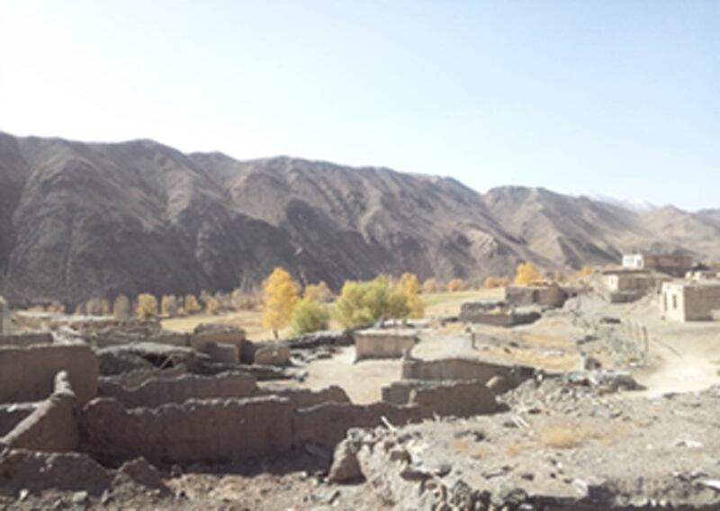 مەجبۇرىي كۆچۈرۈش باشلانغاندىن كېيىن چۆلدەرەشكە باشلىغان قومۇلنىڭ نېرناسى كەنتىدىن بىر كۆرۈنۈش ( ASشەخسى ئارخىپىدىن، 2013 (