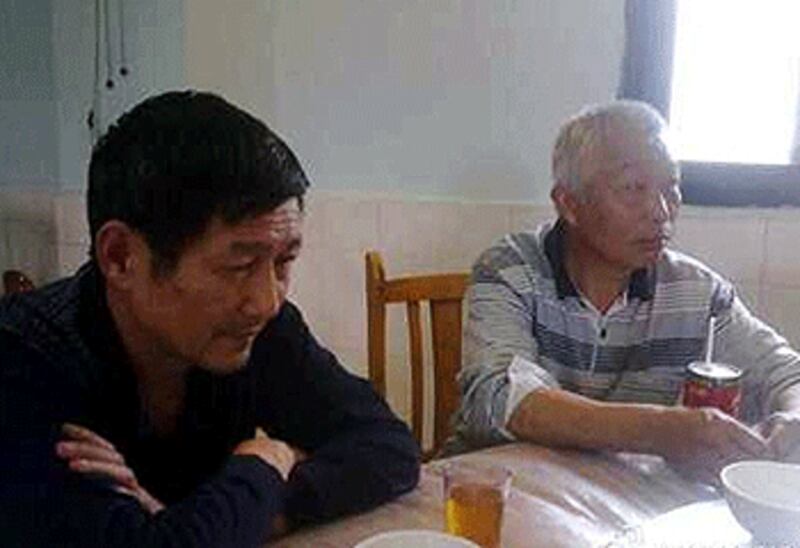 丁惠民與重慶被撤銷勞教訪民戴月權,4月29日飯聚時回憶西山坪勞教所的情況。(照片來自黃成城微博)