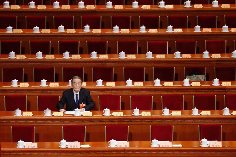 资料照：2013年3月3日，中国经济学家厉以宁在北京人民大会堂政协会议开幕式上就座。（法新社）
