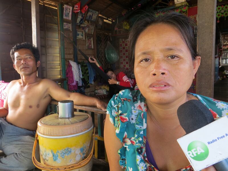 ជនជាតិ​វៀតណាម លោកស្រី ឡេធី ឌិន រស់នៅ​ភូមិ​បណ្ដែត​ទឹក​ភូមិ​ចុងកោះ សង្កាត់​ផ្សារឆ្នាំង ខេត្ត​កំពង់ឆ្នាំង ផ្ដល់​បទសម្ភាសន៍​ដល់​វិទ្យុ​អាស៊ីសេរី កាល​ពី​ថ្ងៃ​ទី​២៦ ខែ​ធ្នូ ឆ្នាំ​២០១៥។ 