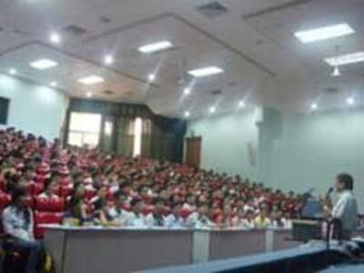 Sinh viên trường ĐH Y khoa Phạm Ngọc Thạch trong giờ học, ảnh chụp năm 2009. Photo courtesy of dohongngoc.com